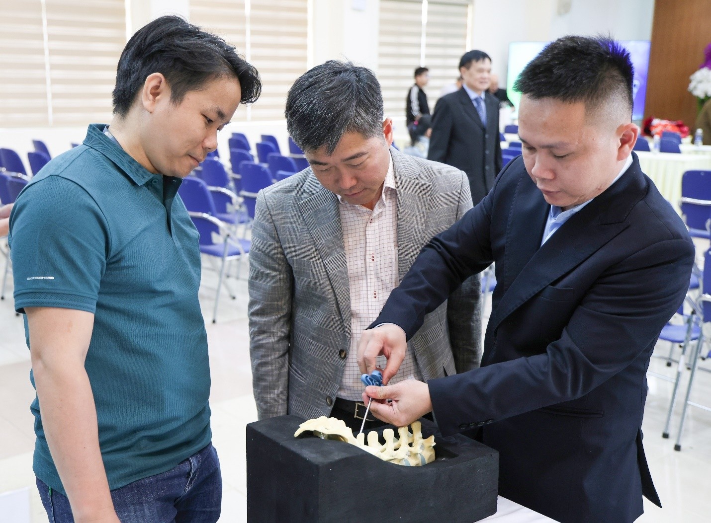Các bác sĩ trao đổi, thực hành kỹ thuật phẫu thuật cột sống trên mô hình tại hội thảo. Ảnh: Đức Sỹ Các bác sĩ trao đổi, thực hành kỹ thuật phẫu thuật cột sống trên mô hình tại hội thảo. Ảnh: Đức Sỹ