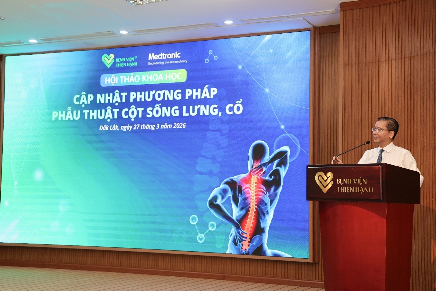 PGS.TS.BS Nguyễn Minh Anh chia sẻ kinh nghiệm và cập nhật kỹ thuật phẫu thuật cột sống tại hội thảo. Ảnh: Đức Sỹ PGS.TS.BS Nguyễn Minh Anh chia sẻ kinh nghiệm và cập nhật kỹ thuật phẫu thuật cột sống tại hội thảo. Ảnh: Đức Sỹ