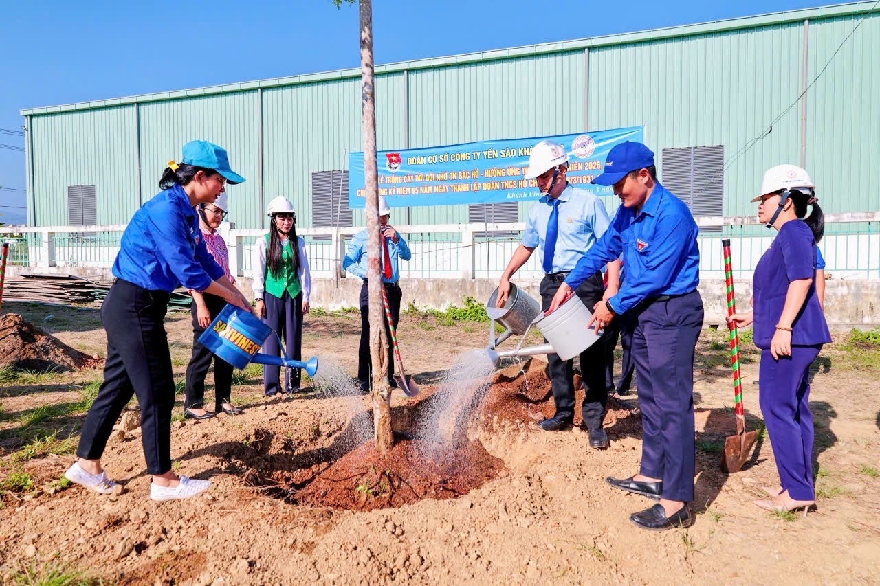 Hơn 200 cây xanh được trồng tại Lễ phát động “Trồng cây đời đời nhớ ơn Chủ tịch Hồ Chí Minh”. Hơn 200 cây xanh được trồng tại Lễ phát động “Trồng cây đời đời nhớ ơn Chủ tịch Hồ Chí Minh”.