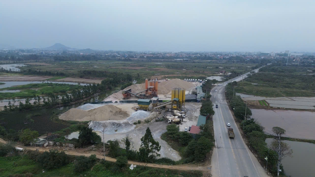 Phú Thọ: Trạm trộn bê tông sát kênh thủy lợi – Dấu hiệu xả thải và khoảng trống pháp lý cần làm rõ