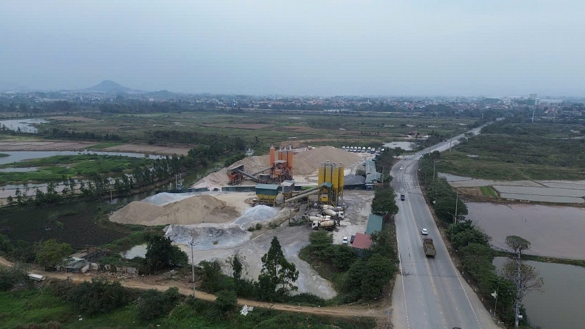 “Toàn cảnh khu vực trạm trộn bê tông nằm sát tuyến đường giao thông và hệ thống kênh, ao nông nghiệp lân cận.” “Toàn cảnh khu vực trạm trộn bê tông nằm sát tuyến đường giao thông và hệ thống kênh, ao nông nghiệp lân cận.”