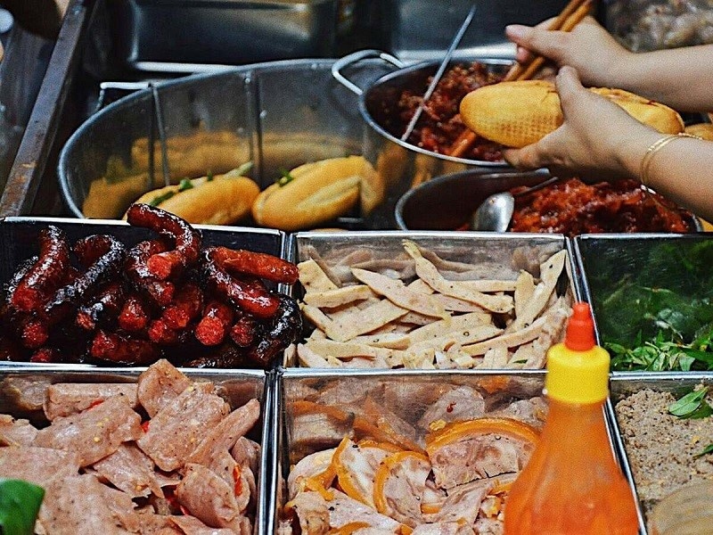 Lấy mẫu thực phẩm liên quan để kiểm nghiệm, truy tìm nguyên nhân. Ảnh: Đức Sỹ Lấy mẫu thực phẩm liên quan để kiểm nghiệm, truy tìm nguyên nhân. Ảnh: Đức Sỹ