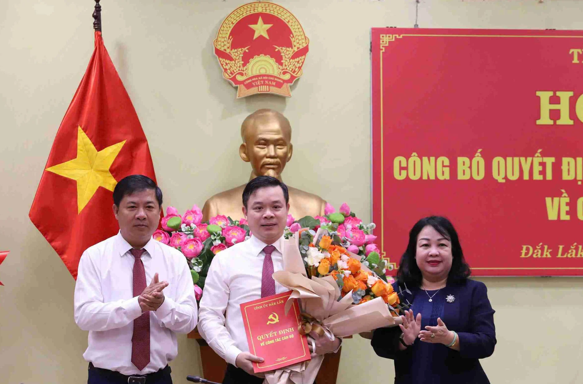  Lãnh đạo tỉnh Đắk Lắk trao quyết định và tặng hoa chúc mừng ông Đỗ Hữu Huy nhận nhiệm vụ mới.