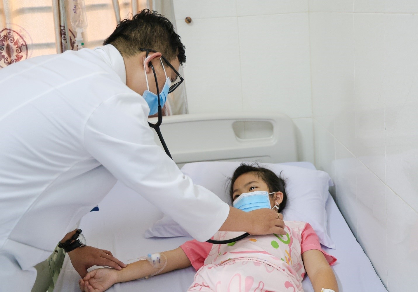  Bác sĩ thăm khám, kiểm tra tình trạng sức khỏe cho bệnh nhi nghi ngộ độc thực phẩm tại Bệnh viện đa khoa Thiện Hạnh. Ảnh: Đức Sỹ