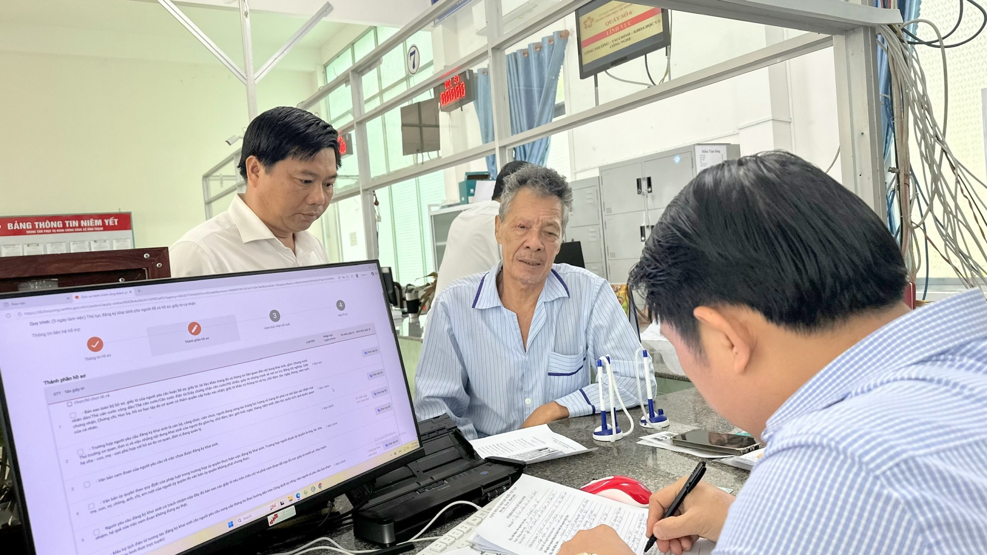 Chuyển biến từ mô hình hành chính công ở Cần Thơ: Gần dân hơn, nhanh hơn