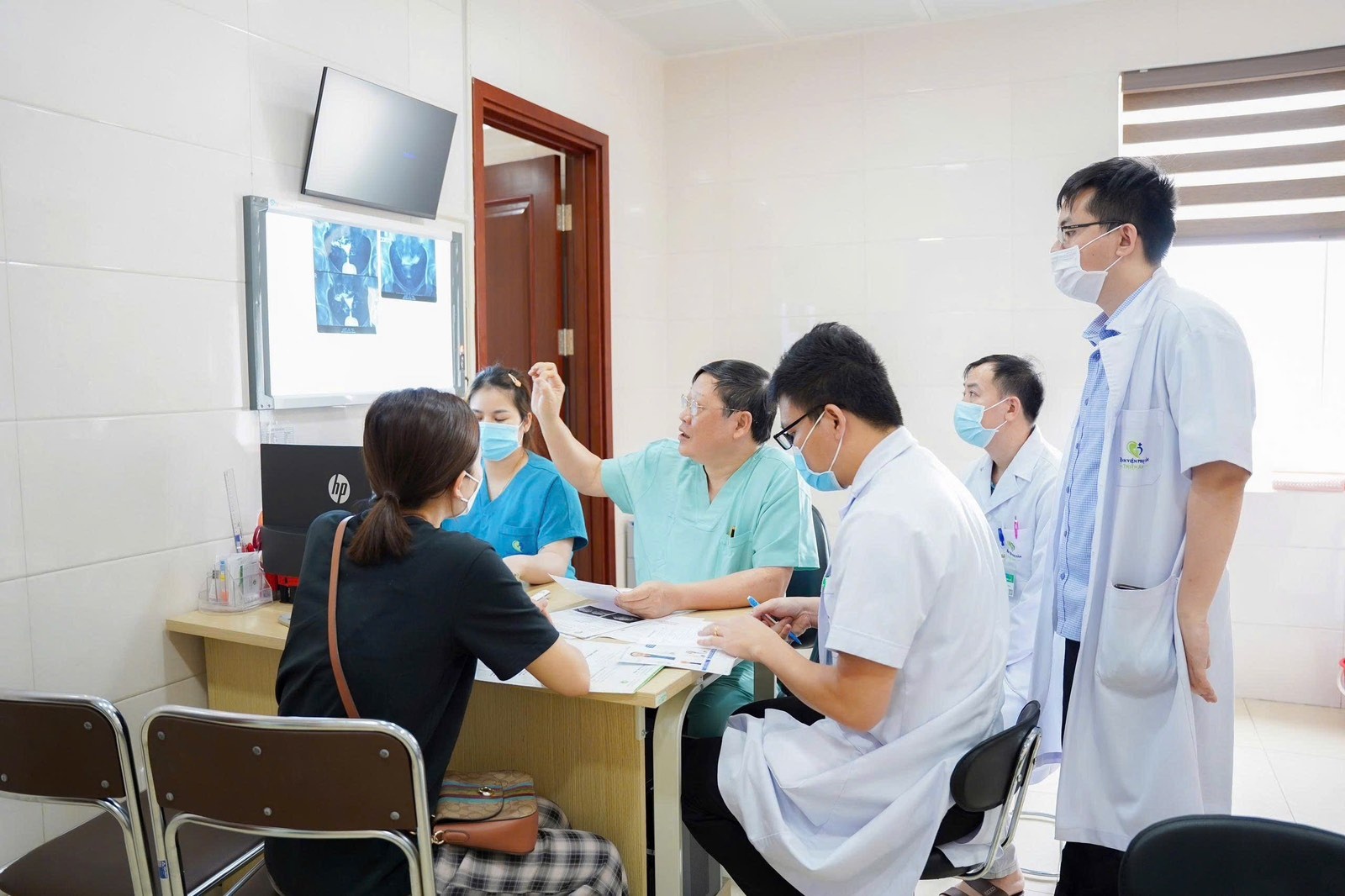 GS.TS Nguyễn Viết Tiến tư vấn cho bệnh nhân về việc điều trị bằng HIFU - Ảnh VGP