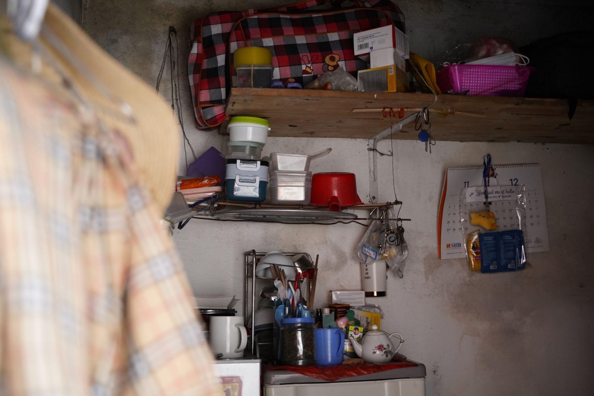    Hình ảnh nơi để thuốc, đồ dùng đơn sơ của hai vợ chồng để mang vào bệnh viện (Ảnh: Phùng Dung)