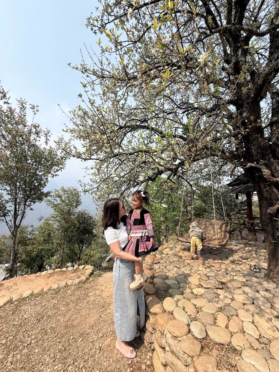 Ngọc Chiến: Miền cổ tích dưới tán hoa sơn tra Ngọc Chiến: Miền cổ tích dưới tán hoa sơn tra