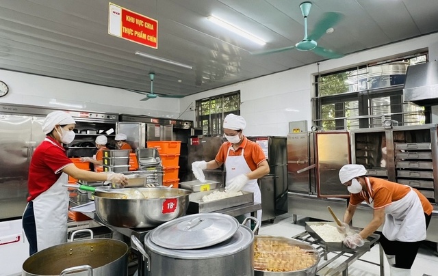 Hà Nội yêu cầu rà soát toàn bộ quy trình tổ chức bữa ăn bán trú