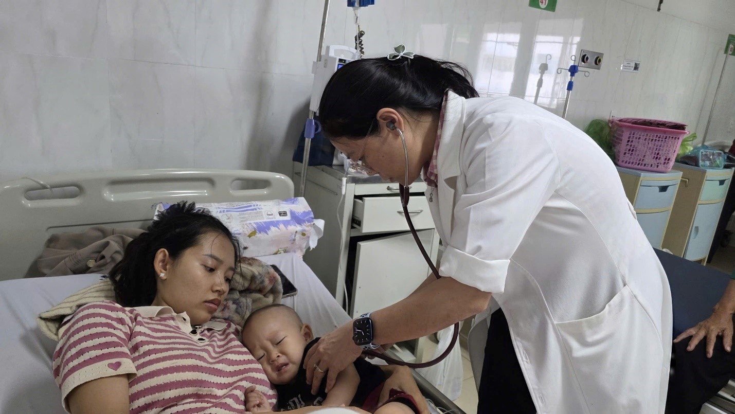  ThS.BS, Trưởng khoa Nhi Trần Thị Thúy Mình thăm khám cho bệnh nhi mắc bệnh tay chân miệng tại Bệnh viện Đa khoa vùng Tây Nguyên. Ảnh: Đức Sỹ