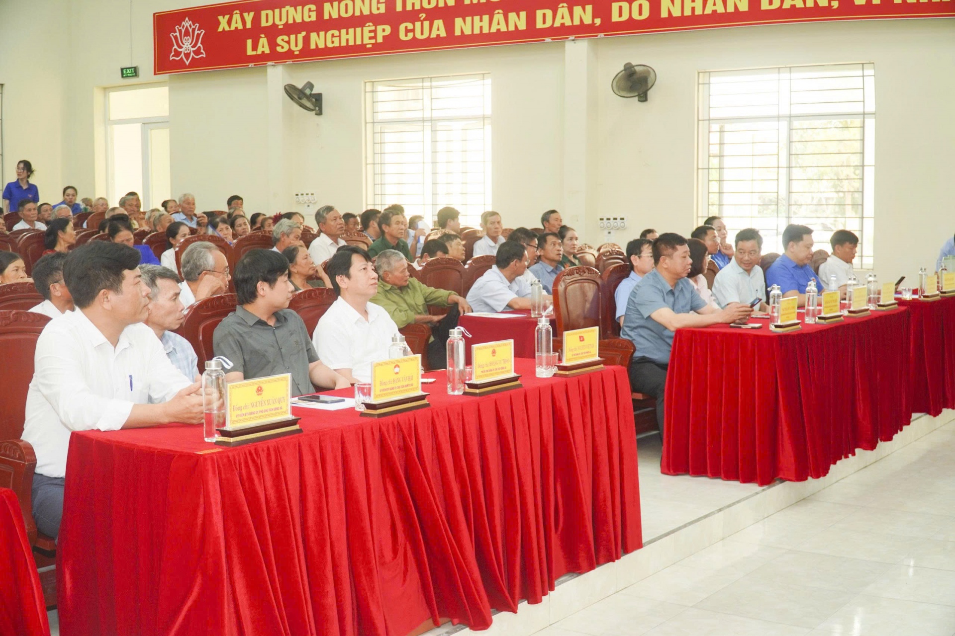 Đông đảo các đại biểu và bà con nông dân tham dự hội nghị