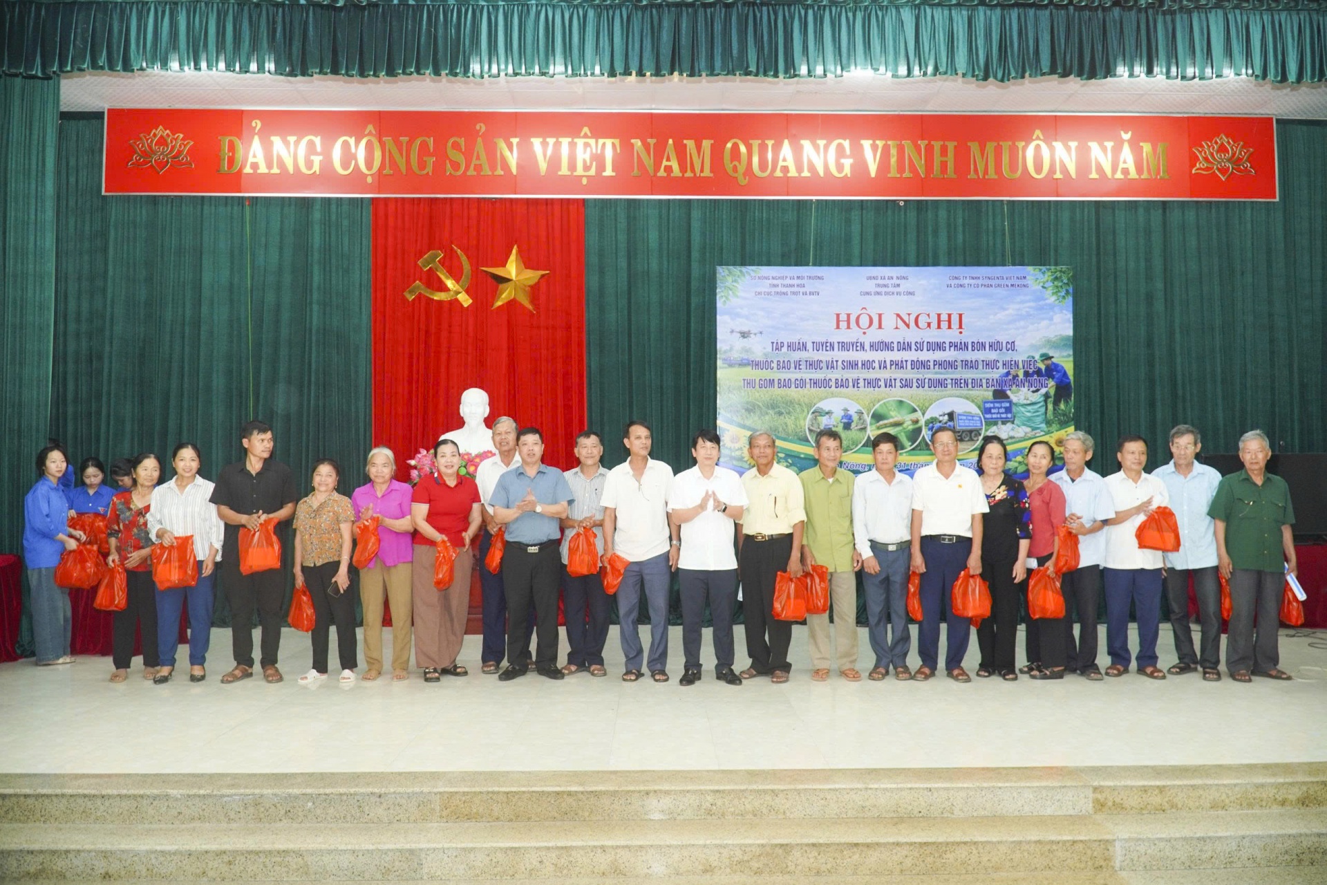 Đại diện BTC trao quà cho bà con nông dân trong xã