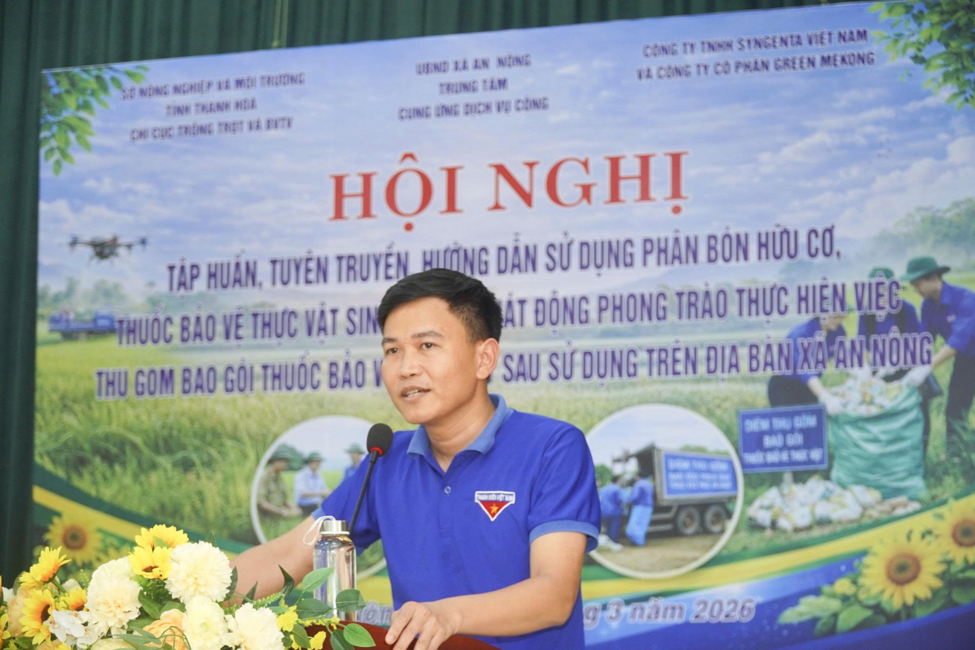 Đồng chí Hoàng Văn Minh, Bí thư Đoàn Thanh niên Trồng trọt và Bảo vệ thực vật Thanh Hóa hướng dẫn bà con phân loại và sử dụng thuốc BVTV an toàn