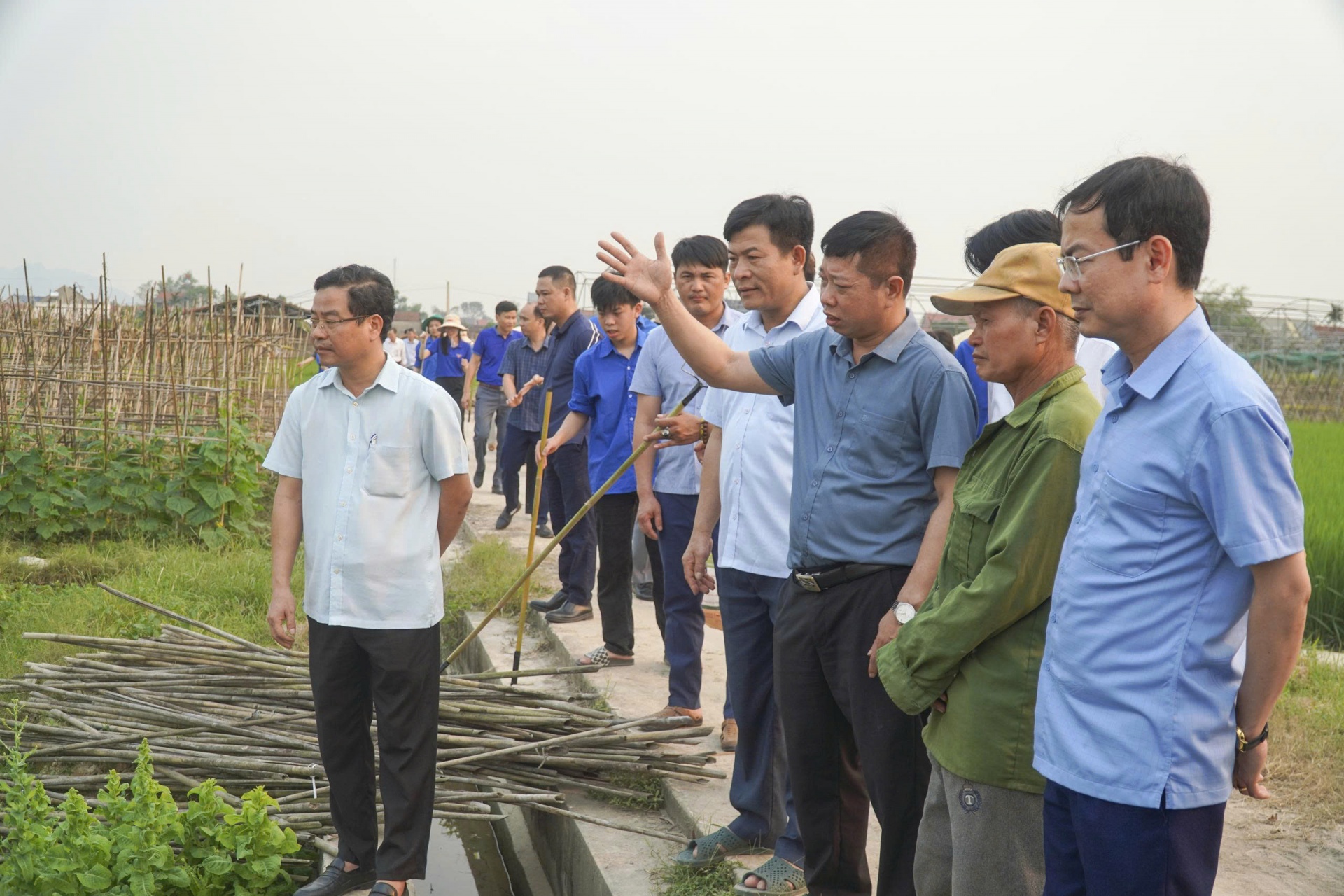 Ông Nguyễn Đức Cường, Phó Giám đốc Sở Nông nghiệp và Môi trường Thanh Hóa cùng lãnh đạo địa phương đã khảo sát thực tế các mô hình sản xuất nông nghiệp tại xã An Nông