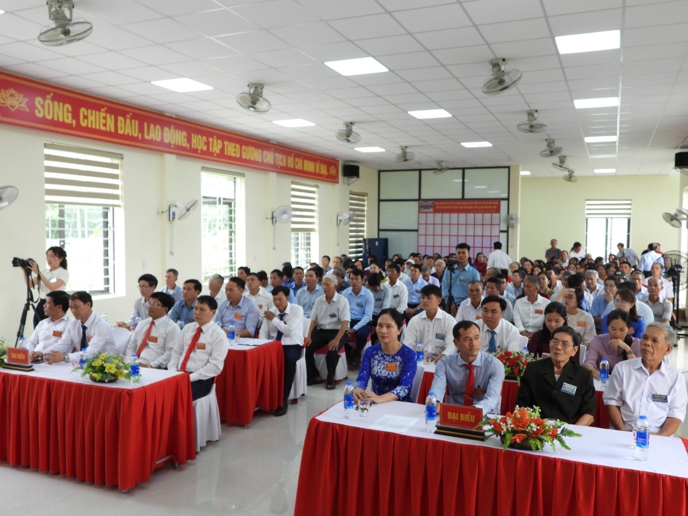    Lễ khánh thành nhà văn hóa có sự tham dự của đông đảo nhân dân làng Lê Xá. Ảnh: Hoàng Anh