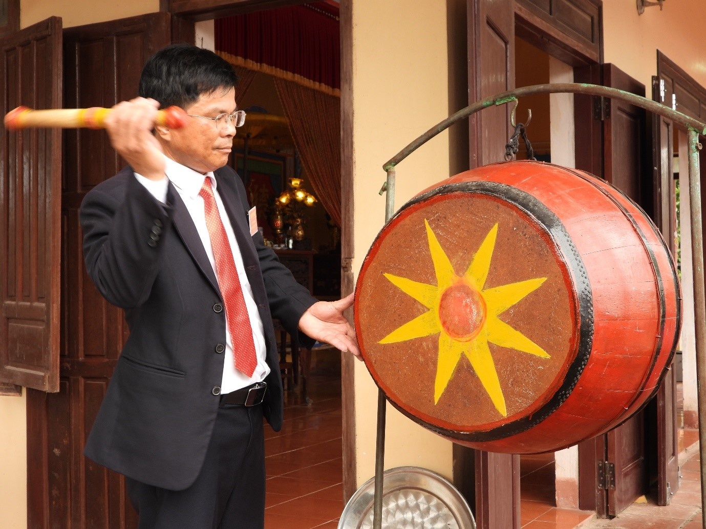    Ông Nguyễn Văn Giáp, Bí thư chi bộ thôn Lê Xá, đánh trống khai hội. Ảnh: Hoàng Anh