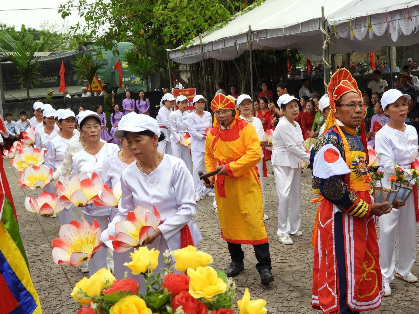    Tiết mục văn nghệ múa bông chèo cạn đặc sắc của nhân dân làng Lê Xá. Ảnh: Hoàng Anh