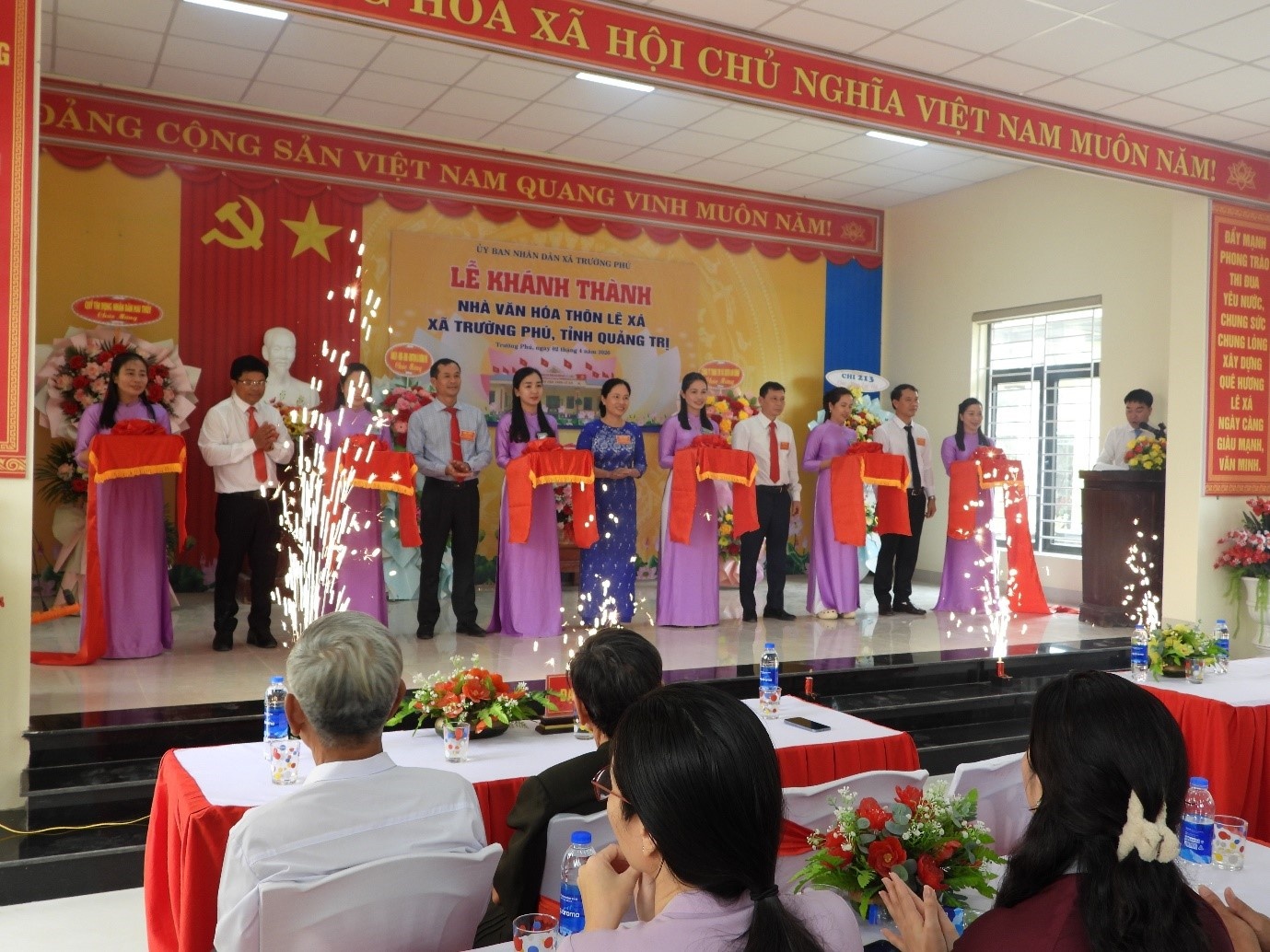    Các đại biểu cắt băng khánh thành tại buổi lễ. Ảnh: Hoàng Anh