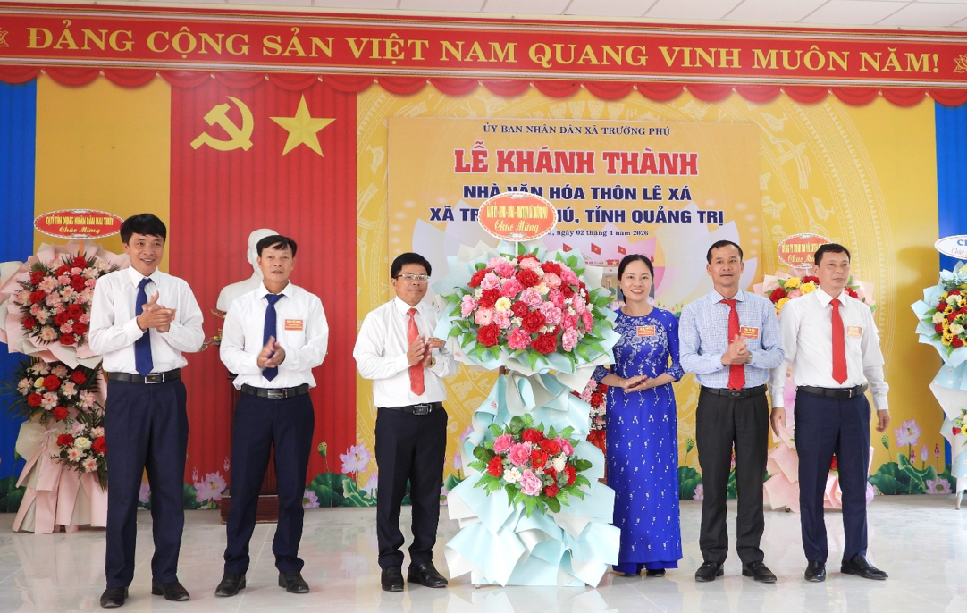  Lãnh đạo xã Trường Phú trao tặng hoa chúc mừng lễ khánh thành nhà văn hóa thôn Lê Xá. Ảnh: Hoàng Anh