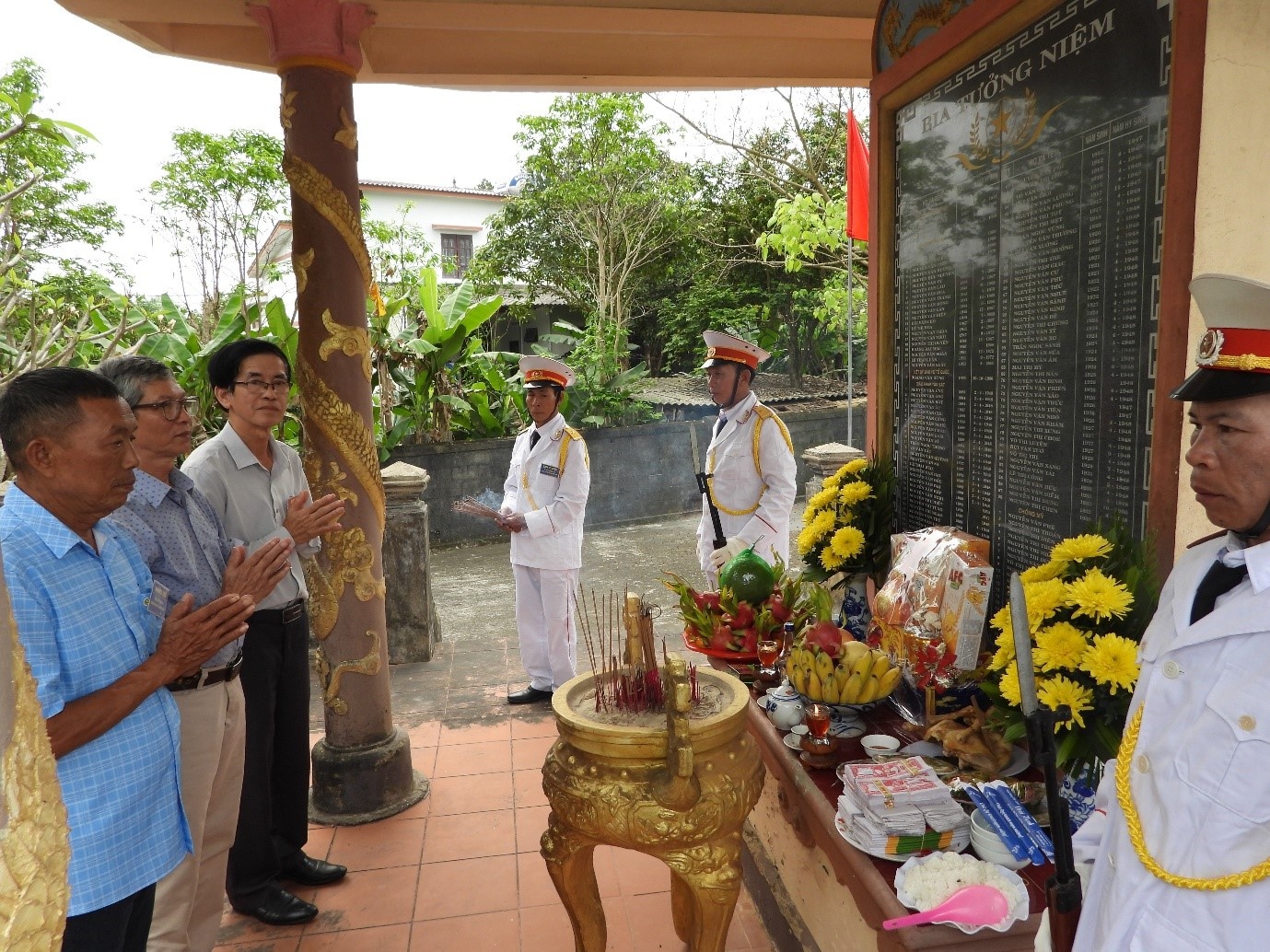    Nhân dân thôn Lê Xá thắp hương tại Bia tưởng niệm của làng. Ảnh: Hoàng Anh