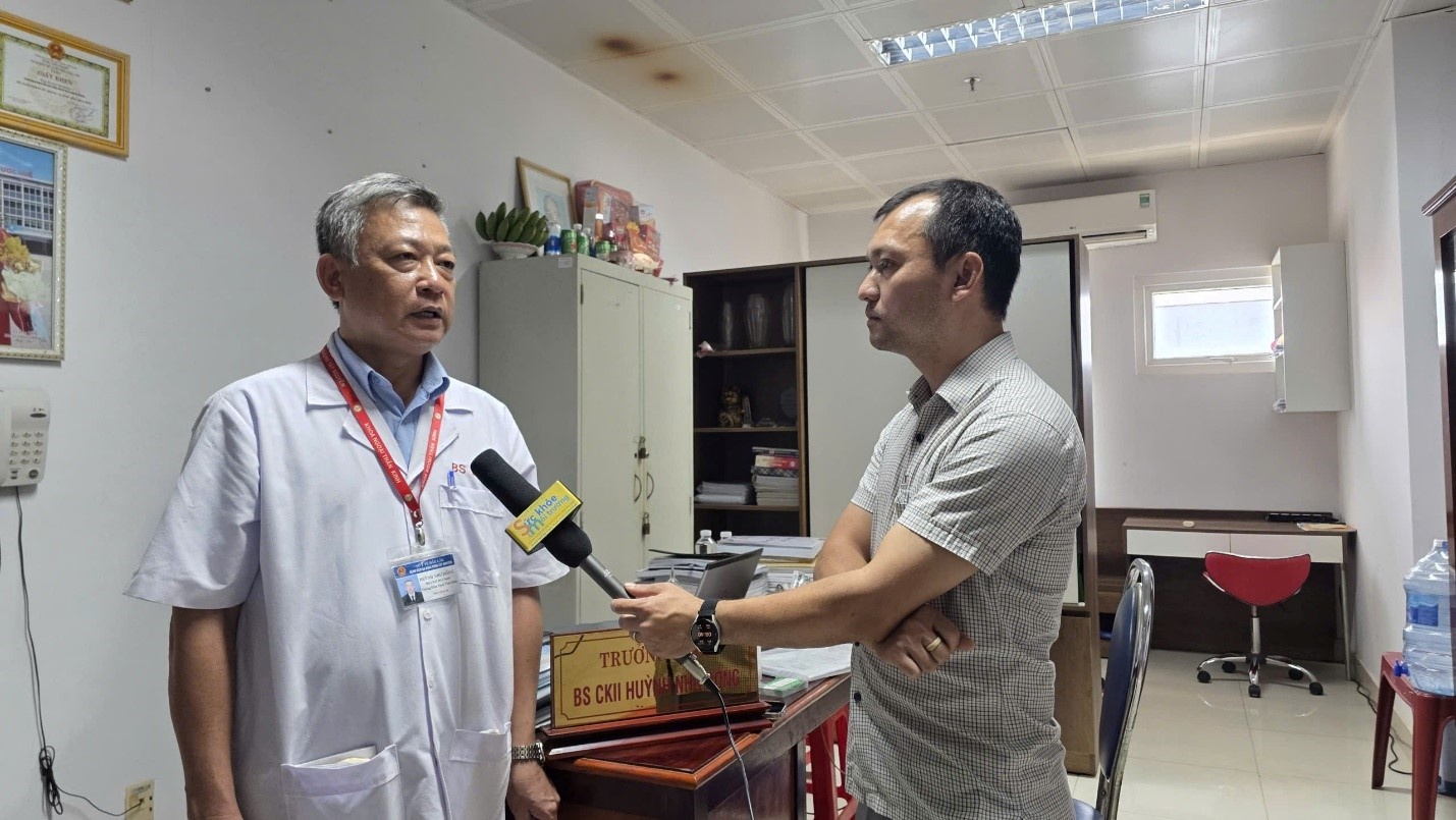 Trao đổi với phóng viên, BS.CKII Huỳnh Như Đồng, Trưởng Khoa Ngoại thần kinh, cung cấp thông tin về tình trạng sức khỏe và quá trình hồi phục của bệnh nhân. Trao đổi với phóng viên, BS.CKII Huỳnh Như Đồng, Trưởng Khoa Ngoại thần kinh, cung cấp thông tin về tình trạng sức khỏe và quá trình hồi phục của bệnh nhân.