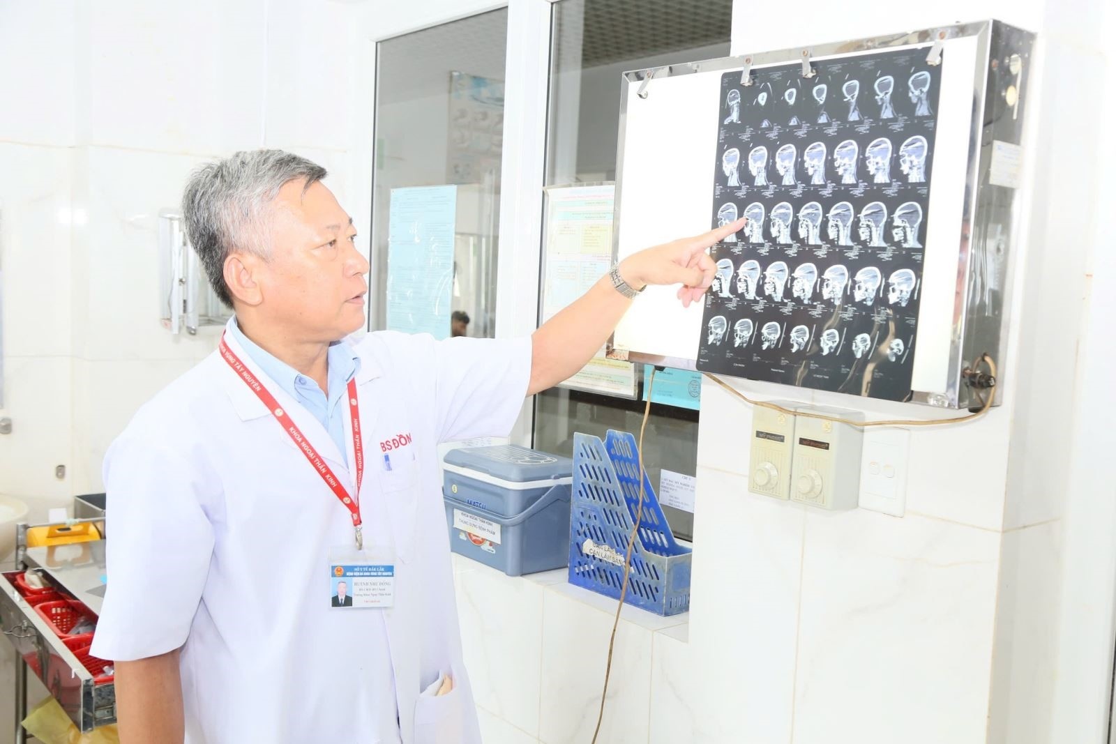 BS.CKII Huỳnh Như Đồng phân tích hình ảnh tổn thương trên phim nhằm xây dựng phương án phẫu thuật. BS.CKII Huỳnh Như Đồng phân tích hình ảnh tổn thương trên phim nhằm xây dựng phương án phẫu thuật.