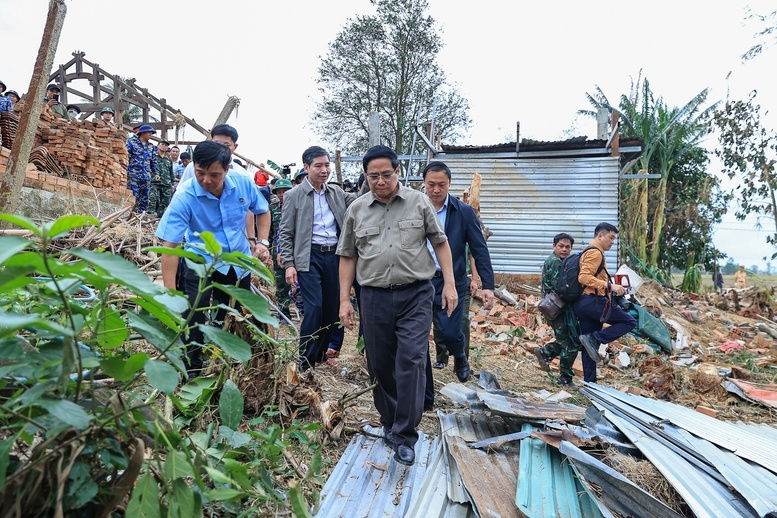    Chiều 29/11/2025, Thủ tướng Phạm Minh Chính và đoàn công tác tới thăm rốn lũ Hòa Thịnh, nơi chịu thiệt hại nặng nề nhất của tỉnh Đắk Lắk - Ảnh: VGP