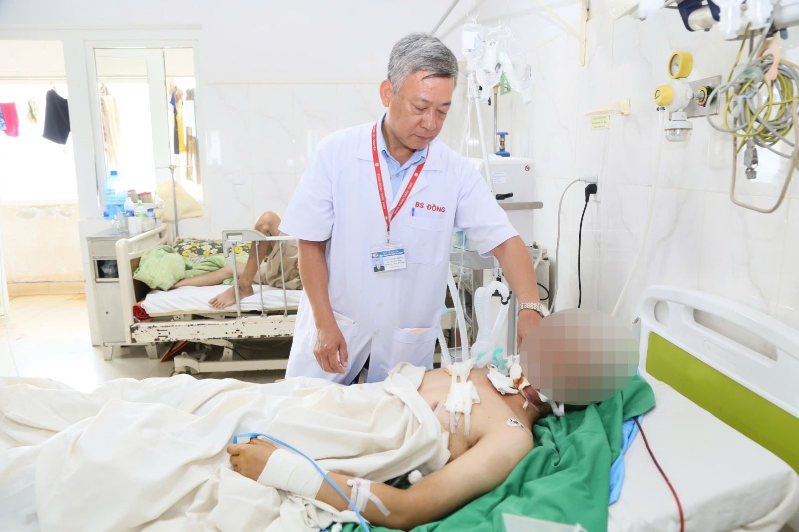 BS.CKII Huỳnh Như Đồng trực tiếp kiểm tra, đánh giá tình trạng sức khỏe của bệnh nhân sau ca phẫu thuật kéo dài 4 giờ. BS.CKII Huỳnh Như Đồng trực tiếp kiểm tra, đánh giá tình trạng sức khỏe của bệnh nhân sau ca phẫu thuật kéo dài 4 giờ.