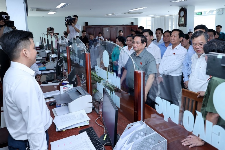    Thủ tướng Chính phủ Phạm Minh Chính kiểm tra việc vận hành trung tâm phục vụ hành chính công phường Hưng Phú, thành phố Cần Thơ - Ảnh: VGP