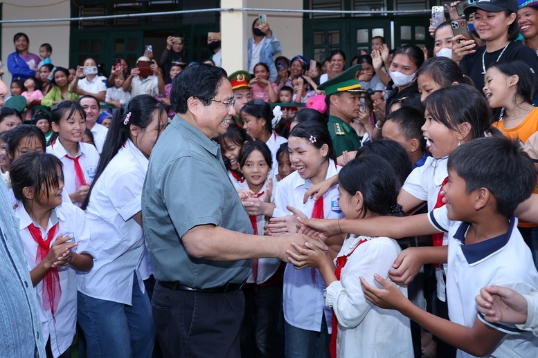    Thủ tướng Phạm Minh Chính và các em học sinh tại lễ khởi công trường nội trú liên cấp tiểu học – trung học cơ sở tại xã miền núi Bát Mọt, cách trung tâm tỉnh Thanh Hóa khoảng 120 km về phía tây - Ảnh: VGP