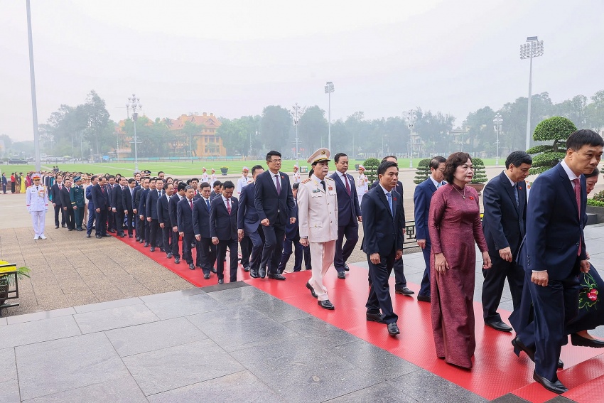 Đại biểu Quốc hội khóa XVI vào Lăng viếng Chủ tịch Hồ Chí Minh trước giờ khai mạc kỳ họp thứ nhất