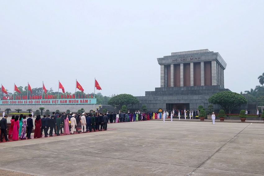Đại biểu Quốc hội khóa XVI vào Lăng viếng Chủ tịch Hồ Chí Minh trước giờ khai mạc kỳ họp thứ nhất