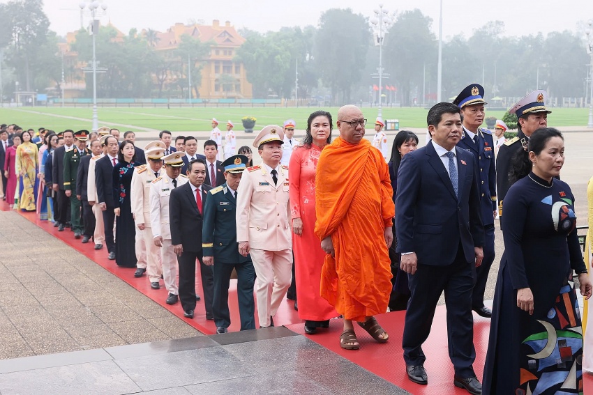 Đại biểu Quốc hội khóa XVI vào Lăng viếng Chủ tịch Hồ Chí Minh trước giờ khai mạc kỳ họp thứ nhất