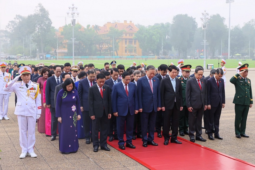 Đại biểu Quốc hội khóa XVI vào Lăng viếng Chủ tịch Hồ Chí Minh trước giờ khai mạc kỳ họp thứ nhất