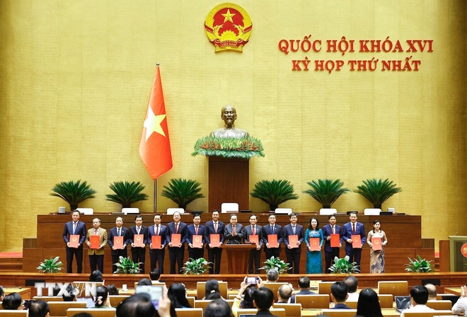  Chủ tịch Quốc hội Trần Thanh Mẫn trao Nghị quyết phê chuẩn cho các Trưởng Đoàn đại biểu Quốc hội. (Ảnh: TTXVN)