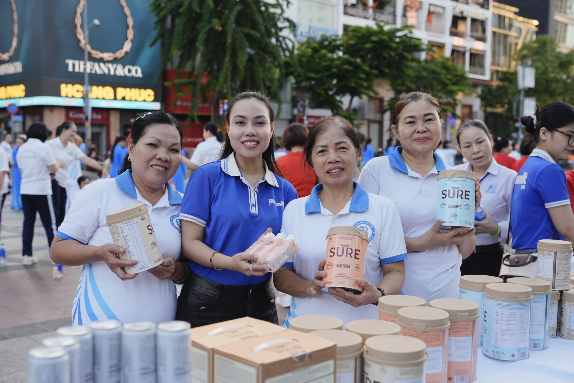 Các sản phẩm Vinamilk Sure thu hút sự quan tâm đặc biệt của nhóm khách hàng trung – cao tuổi (Ảnh: VN).