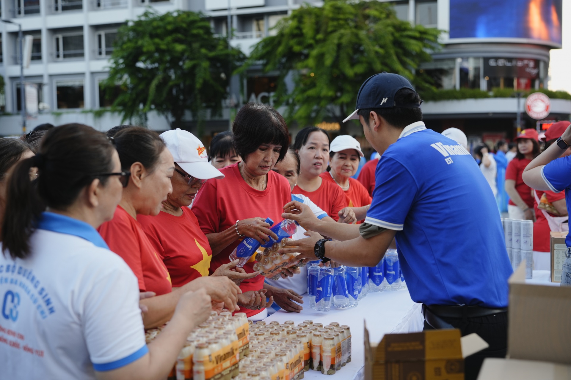 Người tham gia Lễ mít tinh cấp Thành phố phát động Ngày sức khỏe toàn dân được tiếp sức bởi các sản phẩm dinh dưỡng đến từ Vinamilk (Ảnh: VN).