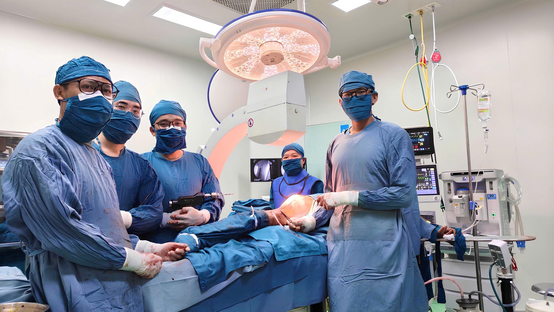 Bệnh nhân bị khớp giả xương đùi gây biến dạng nhều năm được điều trị thành công