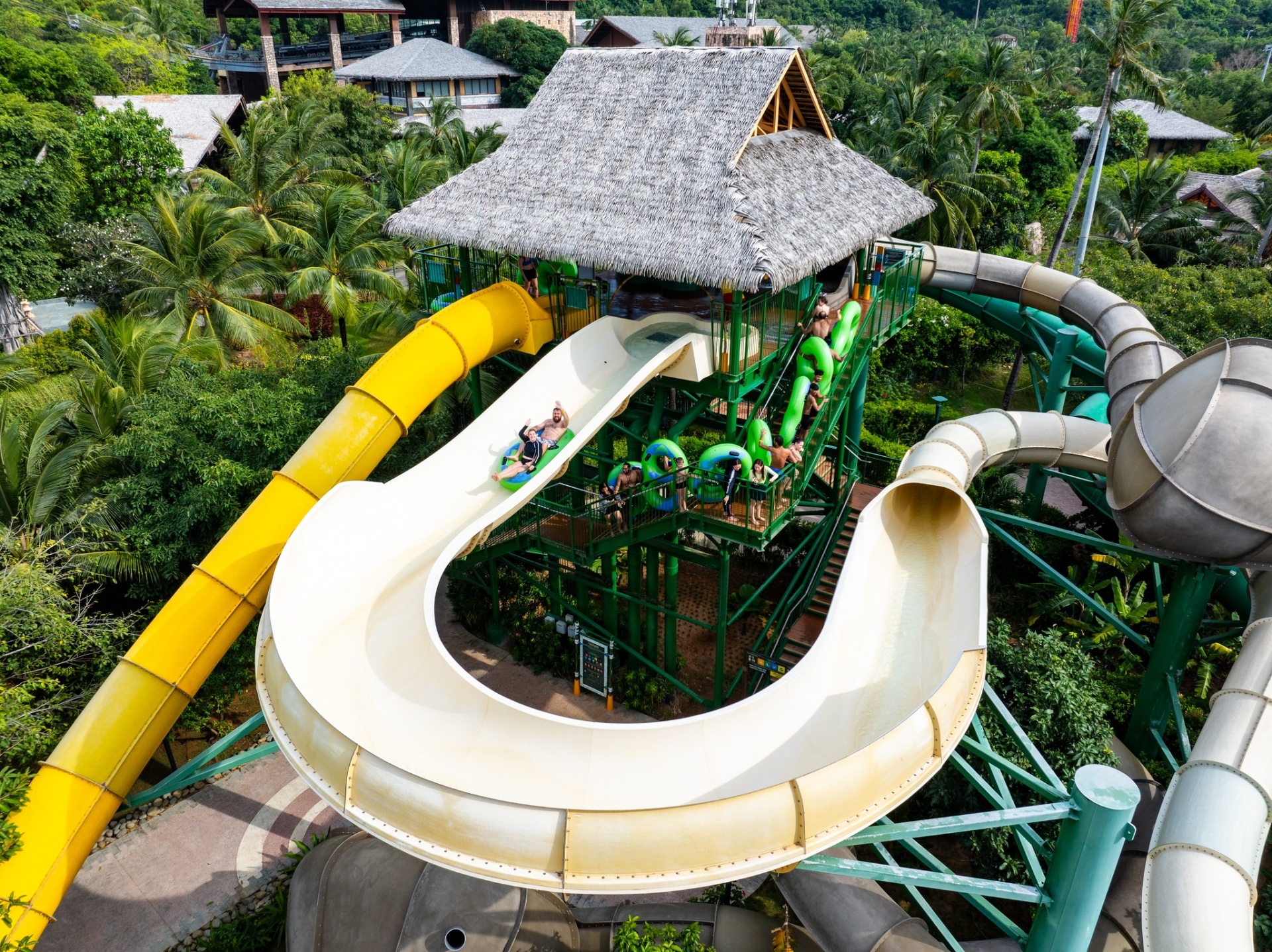 Trải nghiệm phấn khích với hơn 20 làn trượt nước tại Sun World Hòn Thơm. Trải nghiệm phấn khích với hơn 20 làn trượt nước tại Sun World Hòn Thơm.