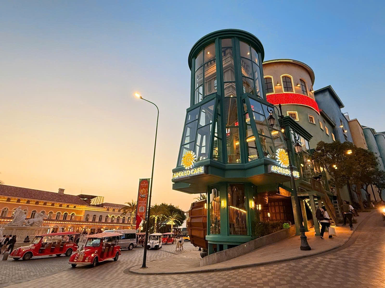 Ngắm toàn cảnh thị trấn từ Apollo Cafe mang kiến trúc lộn ngược độc đáo. Ngắm toàn cảnh thị trấn từ Apollo Cafe mang kiến trúc lộn ngược độc đáo.