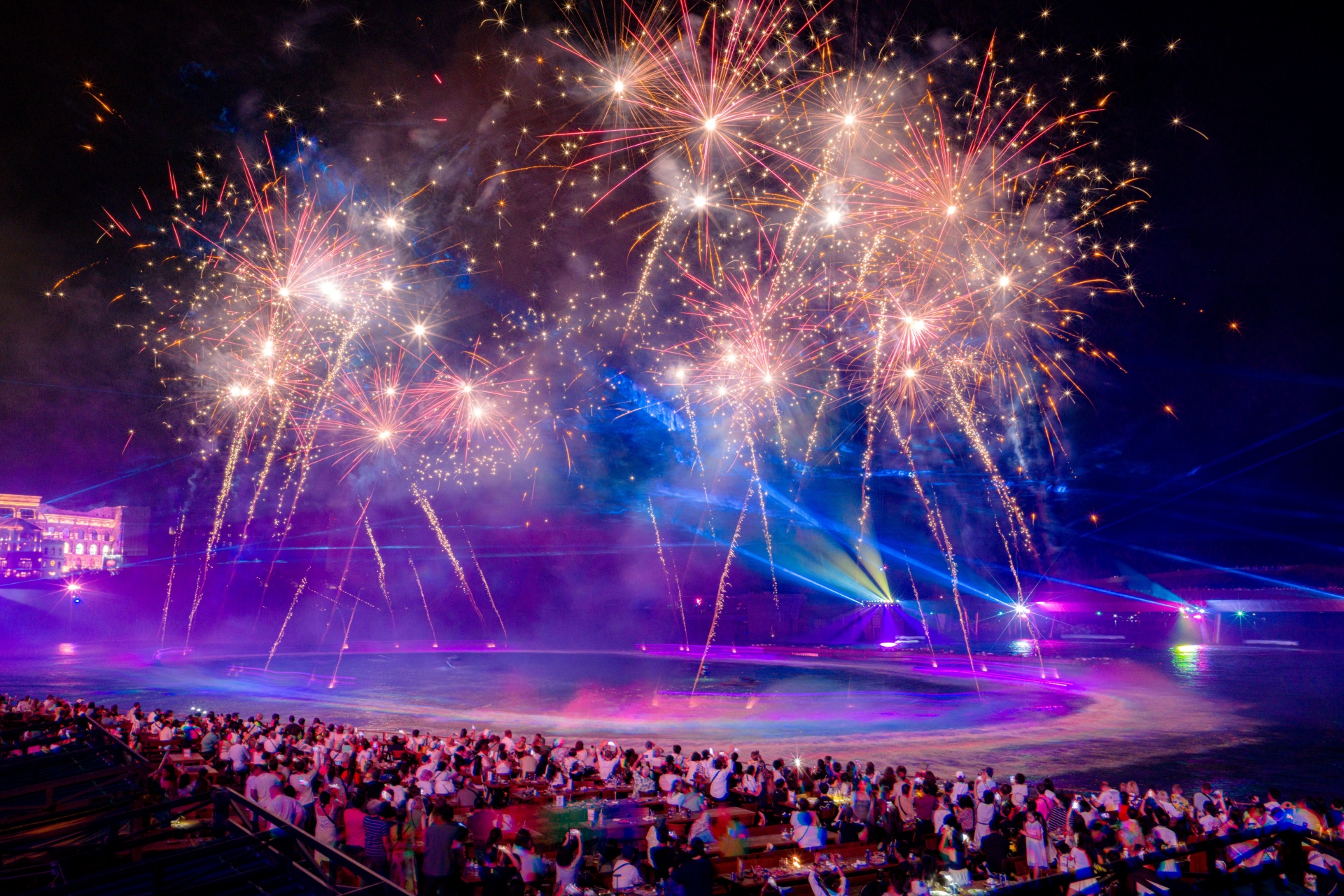 Chiêm ngưỡng những màn trình diễn công nghệ hiện đại kết hợp pháo hoa rực rỡ trên mặt biển. Chiêm ngưỡng những màn trình diễn công nghệ hiện đại kết hợp pháo hoa rực rỡ trên mặt biển.
