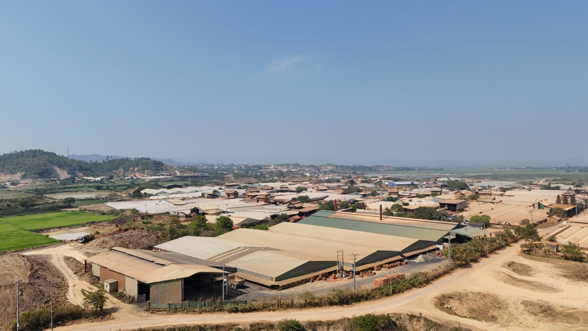 Các lò gạch tại xã Krông Ana đang rơi vào cảnh khó khăn khi bị yêu cầu cắt điện