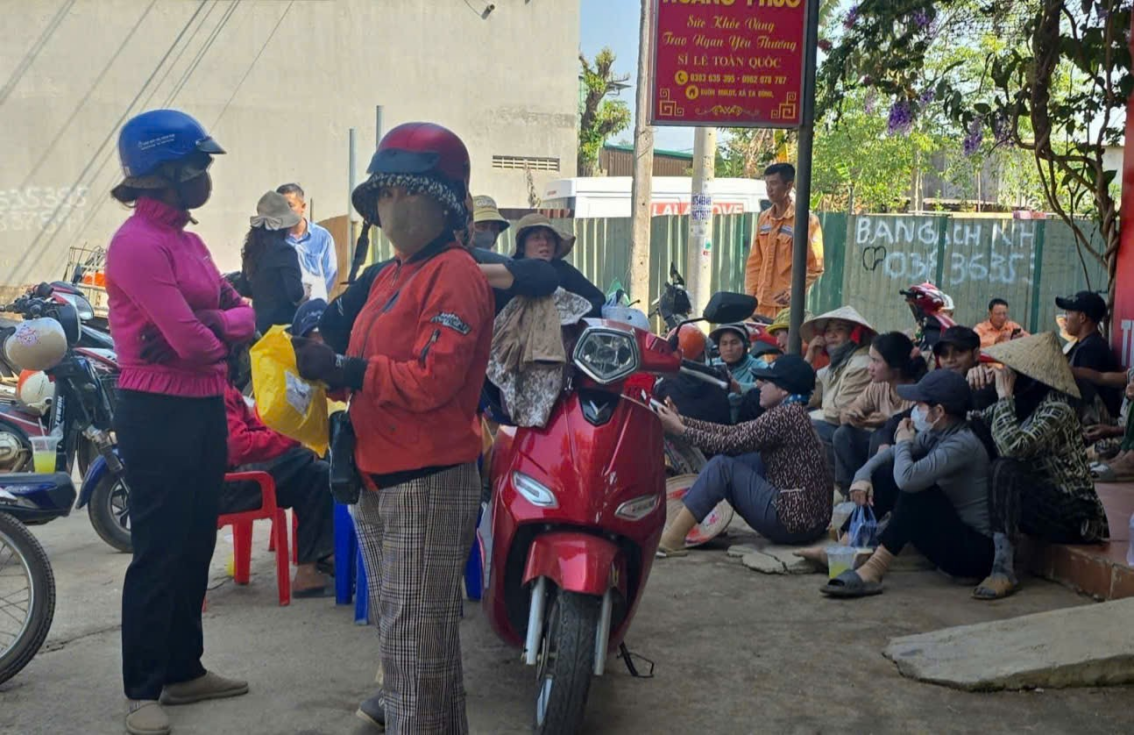 Các chủ lò gạch và người lao động như gồi trên đống lửa khi biết tin các lò gạch bị cắt điện