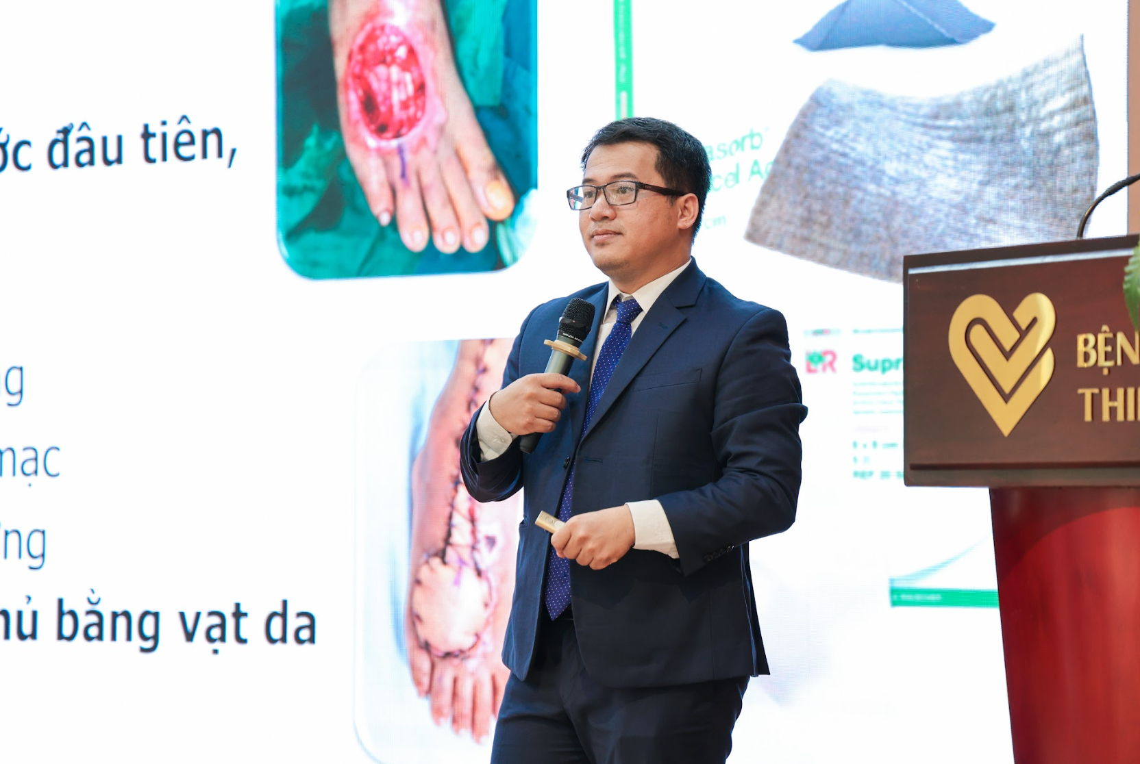    TS.BSCKII Nguyễn Ngọc Thạch chia sẻ chuyên đề về các kỹ thuật tiên tiến trong điều trị vết thương mạn tính tại hội thảo. Ảnh: Đức Sỹ