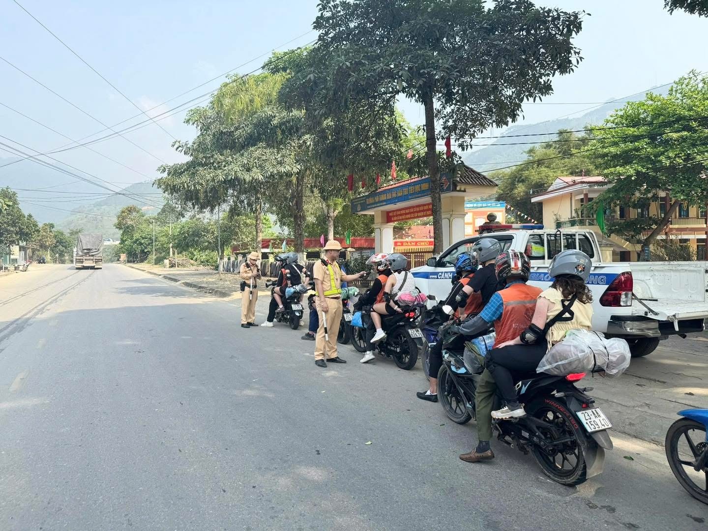 Tuyên Quang: Xử phạt 42 trường hợp vi phạm giao thông trong ngày đầu ra quân