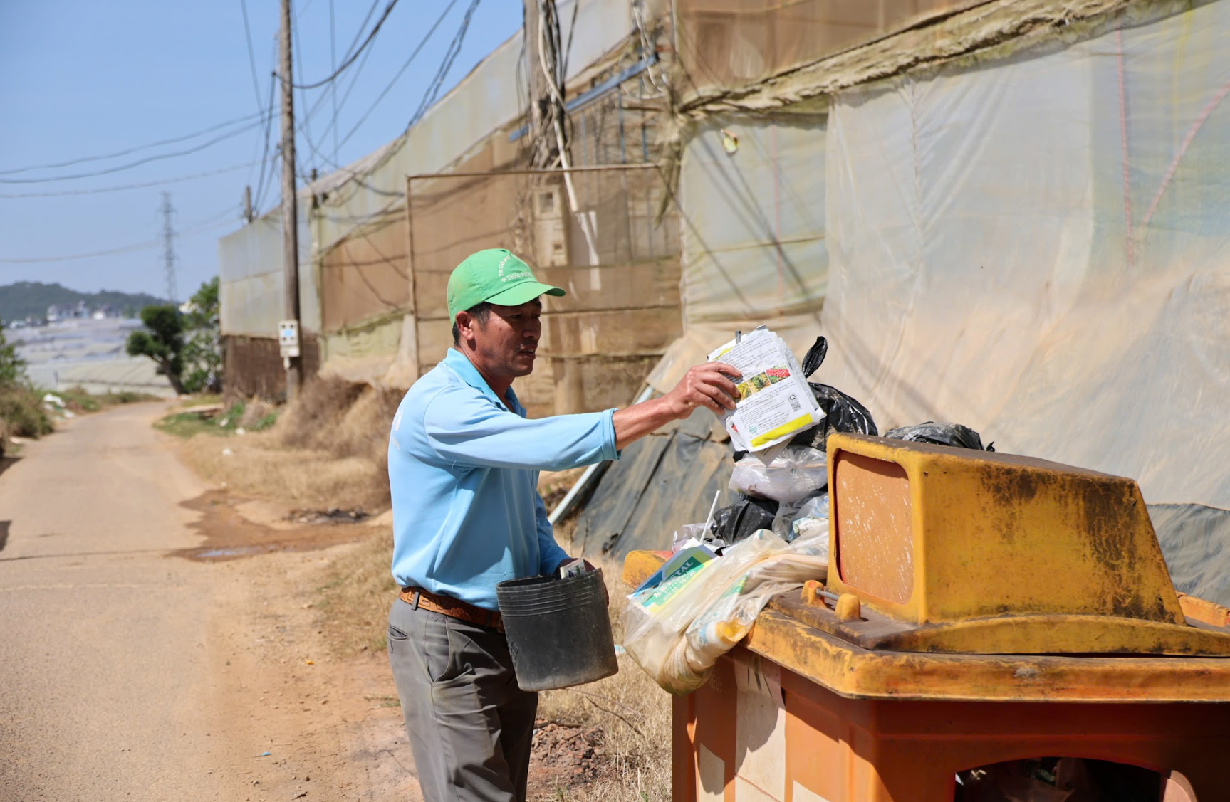  Nông dân thu gom, phân loại bao bì thuốc bảo vệ thực vật sau sử dụng, góp phần giảm thiểu ô nhiễm môi trường và nâng cao ý thức trong sản xuất nông nghiệp an toàn.