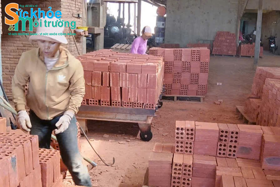 Thu nhập từ làm gạch là chiếc phao mưu sinh của nhiều người địa phương Thu nhập từ làm gạch là chiếc phao mưu sinh của nhiều người địa phương