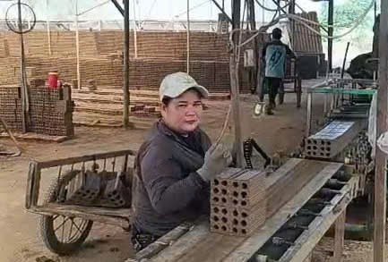 Có nhiều người làm việc trong các lò gạch hàng chuc năm trời Có nhiều người làm việc trong các lò gạch hàng chuc năm trời