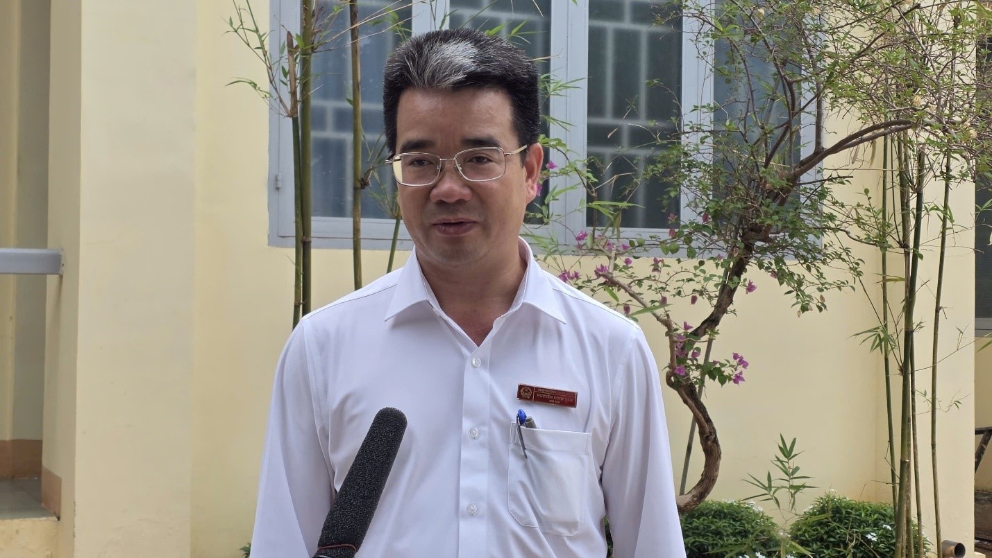  Ông Nguyễn Đình Tâm – Phó Bí thư Đảng ủy, Chủ tịch UBND phường Thành Nhất chia sẻ về thực trạng ô nhiễm chăn nuôi và hướng xử lý của địa phương. Ảnh: Đức Sỹ