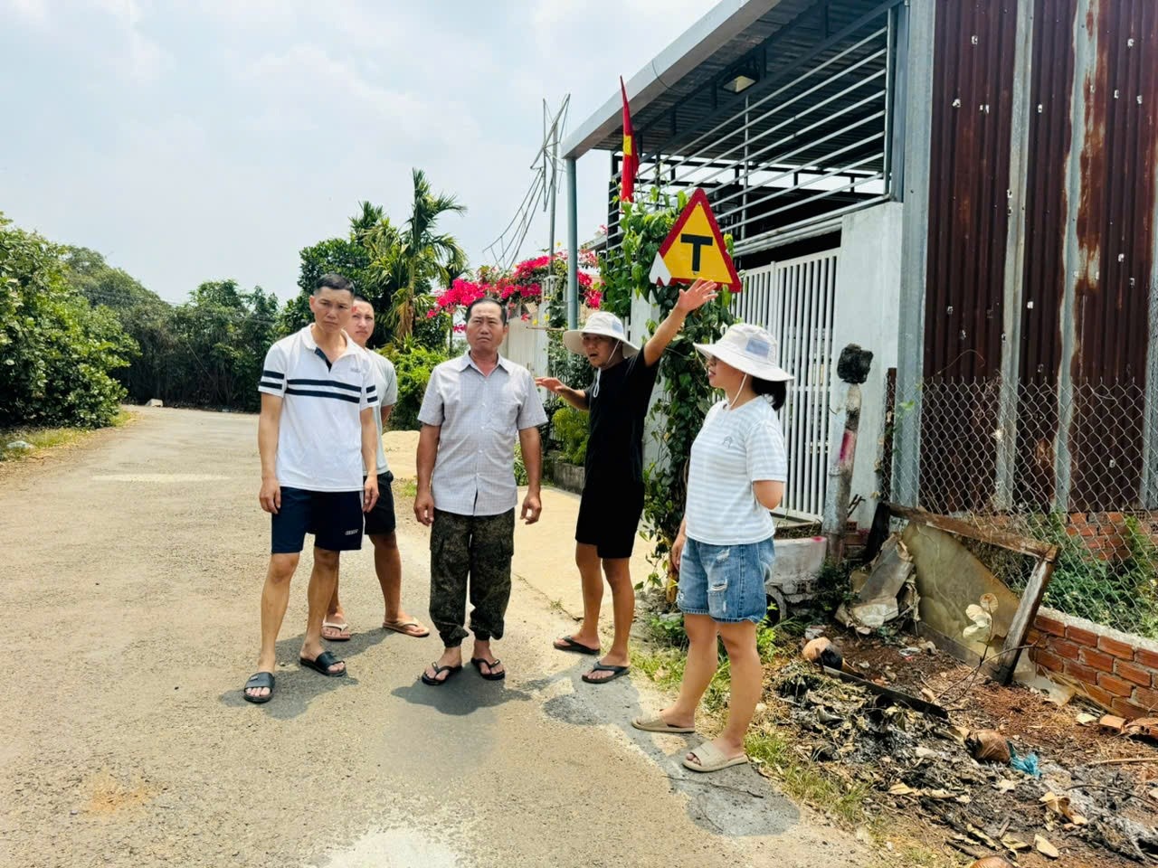  T Trước thực trạng trên, người dân đã gửi đơn kiến nghị đến UBND phường Thành Nhất, đề nghị cơ quan chức năng sớm kiểm tra, xử lý. Ảnh: Đức Sỹ